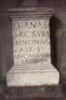 Parte di colonna romana con iscrizione dedicata alla dea Diana 