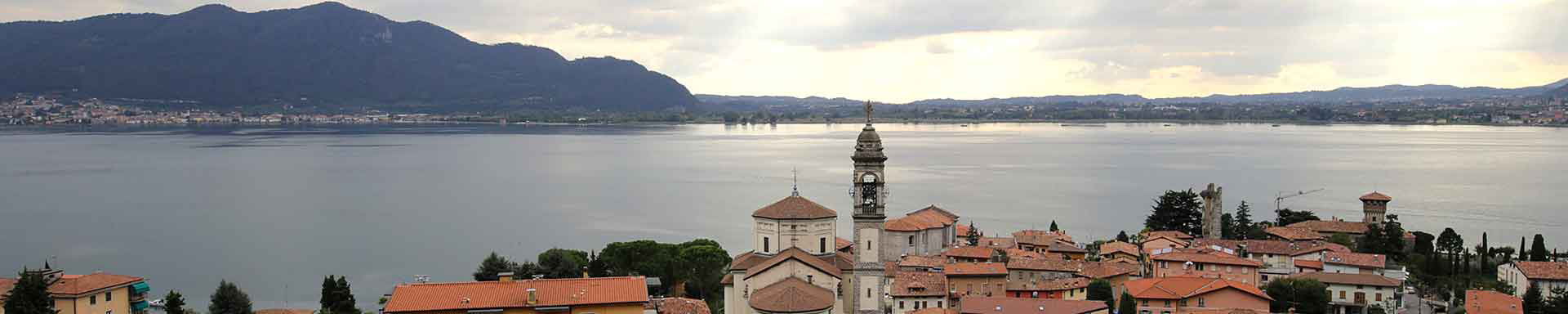 Vista del lago con campanile in primo piano